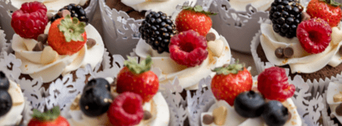 Mooi opgemaakte roodfruit gebakjes staan klaar in de keuken
